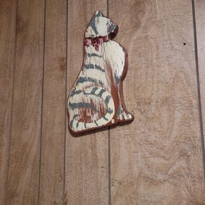 NEW!!!VINTAGE WOODEN UNIQUE CAT. WITH PINK BOW AROUND NECK.